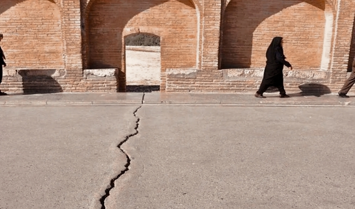 فرونشست ۱۸ سانتی در اصفهان: ۸۰ مدرسه تخلیه، گودالهای ۱۵ متری فرونشست ۱۸ سانتی در اصفهان: ۸۰ مدرسه تخلیه، گودالهای ۱۵ متری