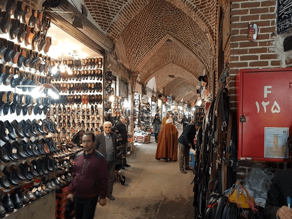 آتش‌سوزی در بازار کفاشان تبریز مهار شد؛ دو مصدوم سرپایی